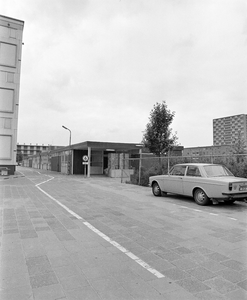 855801 Gezicht op het tijdelijke paviljoen (midden) bij het hoofdkantoor van PTT Telecom, district Utrecht ...